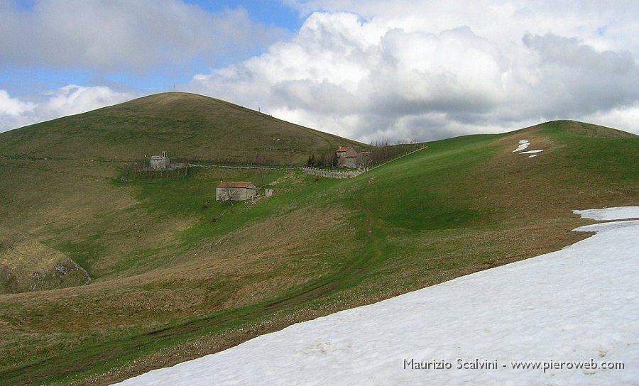 07 Nuvole da nord verso il Linzone. Ultima neve.JPG